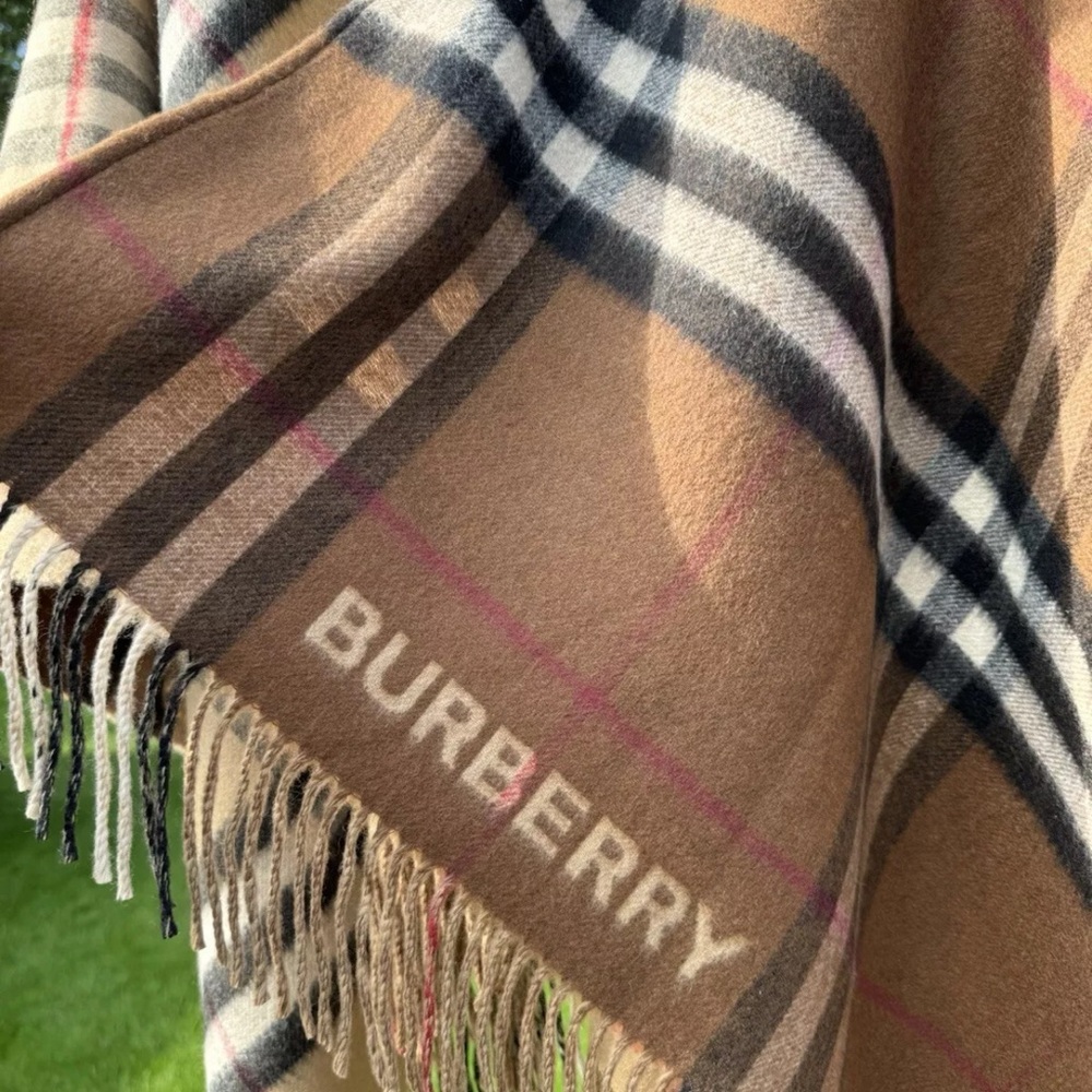 Burberry Cape - Picture 5 of 6